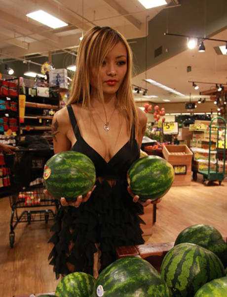 hot_women_shopping_03.jpg