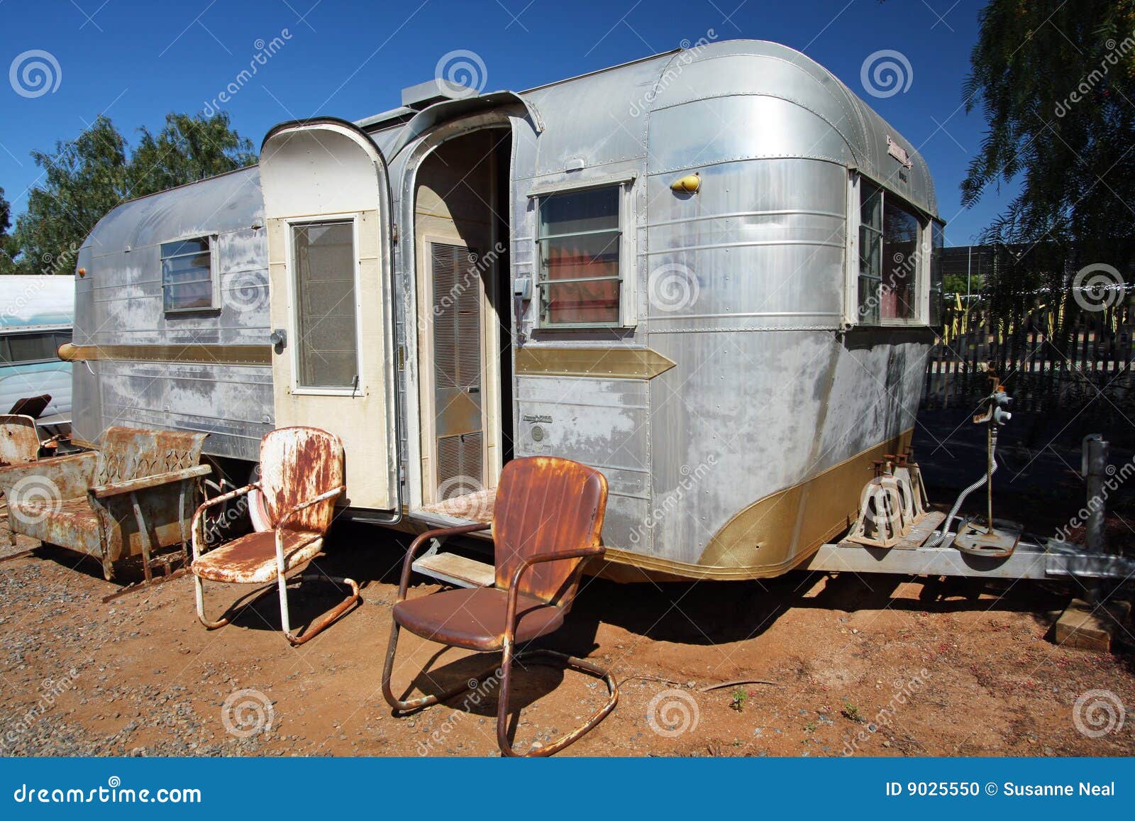 trailer-home-windows-9025550.jpg