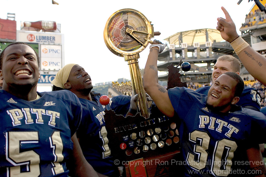 River-City-Rivalry-Trophy-and-Pitt-football-players-MG-6365.jpg